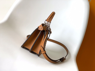 フェンディバッグ側面デザイン